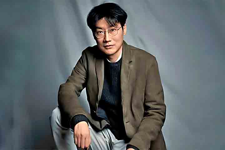 Criada e dirigida por Hwang Dong-hyuk, a série foi gestada durante mais de uma década antes de finalmente sair do papel. O roteiro, escrito em 2009, foi recusado por diversos estúdios por ser “sombrio demais” e “não comercial”.