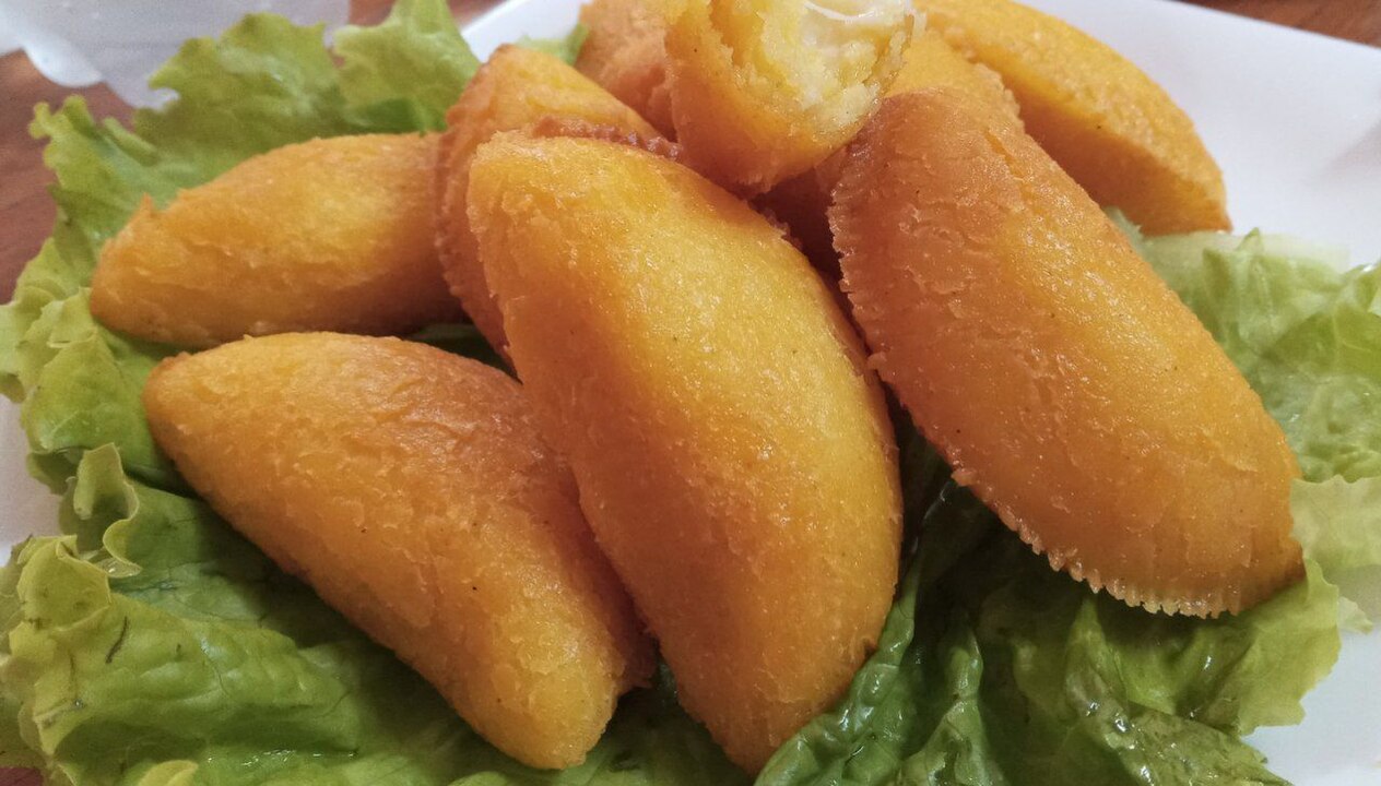 O fubá é um produto versátil, que pode ser utilizado em diferentes receitas, que vão além do bolo, doces, polenta ou angu. Na imagem, um pastel de angu, que contém este rico ingrediente.