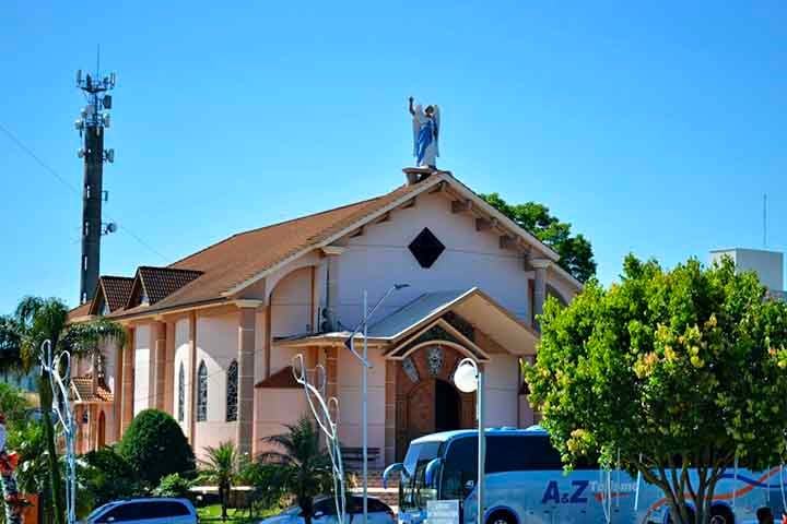 Durante o dia, a luz natural atravessa os vitrais e se mistura ao brilho das pedras, criando um ambiente místico e sereno. A torre da igreja permite uma visão privilegiada da cidade.