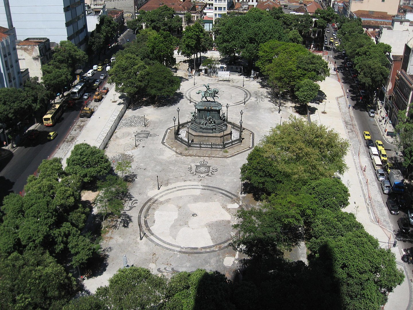 Em 21 de abril de 1792 Tiradentes foi enforcado, no centro do Rio de Janeiro. O local da execução foi a Praça da Lampadosa, atual Praça Tiradentes.