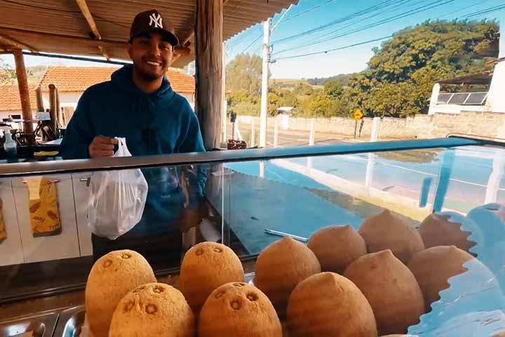 Alguns comércios locais como o da Bel da Coxinha e o salão do cabeleireiro Mário Sérgio viraram pontos de convívio entre os moradores.