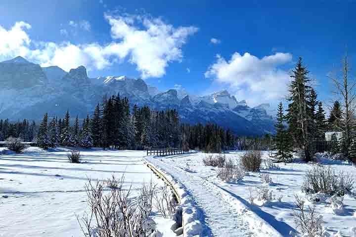 Se no verão, trilhas, camping e mountain bike são práticas populares na região, no inverno a área é tomada pelos adoradores do ski, com as estações propiciadas pela neve. 
