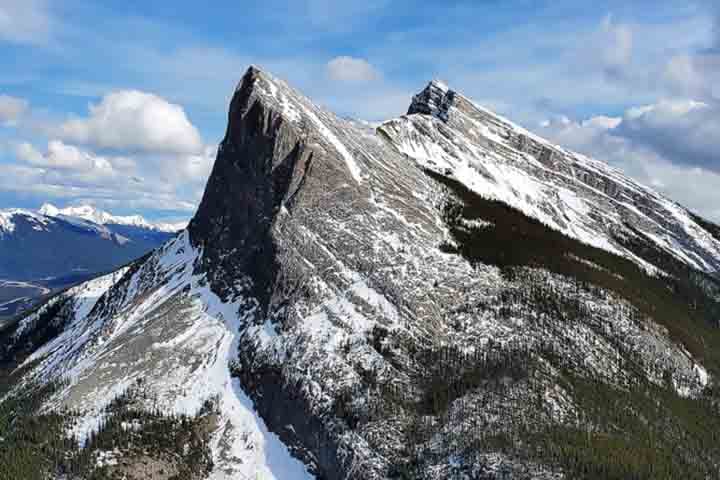 Kananaskis é famosa por suas paisagens montanhosas, composta por trilhas, florestas e vasta vida selvagem. Há também muitos lagos de águas cristalinas.
