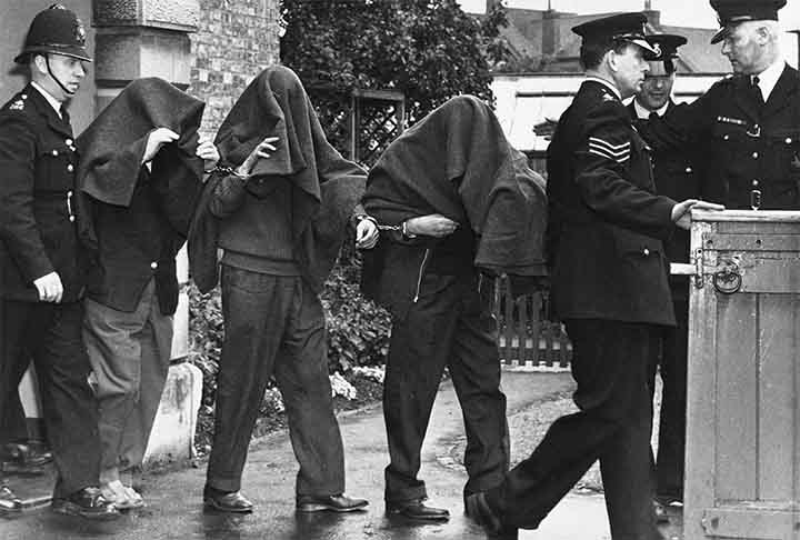 Nos meses seguintes, a polícia inglesa conseguiu capturar todos os criminosos, exceto justamente a dupla Reynolds e Biggs. 
