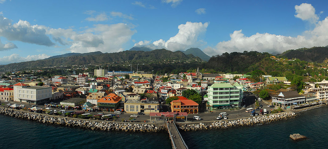 Dominica - País insular montanhoso, no Caribe, tem florestas e fontes térmicas. O Lago Boiling tem vulcão e é coberto de vapor, no Parque Morne Trois Pitons. A capital Roseau tem casas coloridas de madeira e jardins botânicos. 