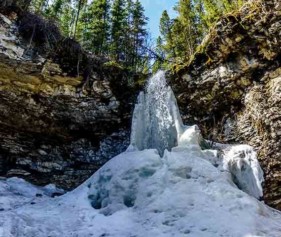 O nome “Kananaskis” foi atribuído por exploradores do século 19 a partir de um personagem indígena. 
