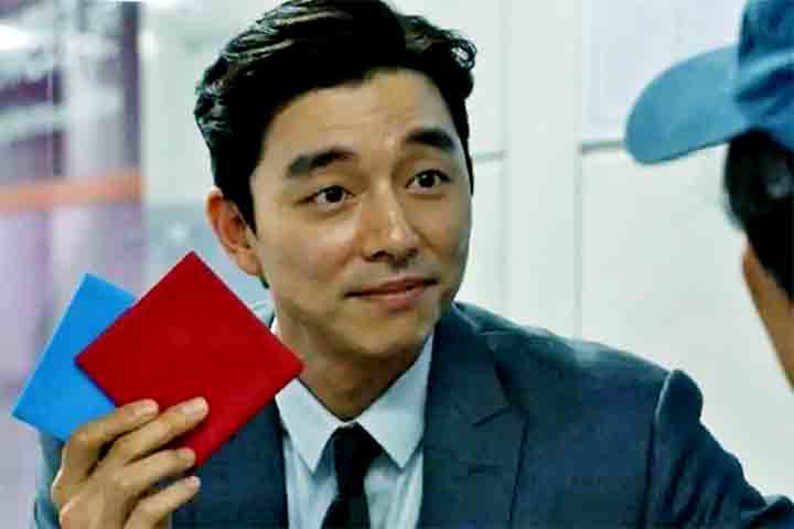 Embora apareça brevemente, Gong Yoo é um dos rostos mais lembrados da série. Ele interpreta o misterioso recrutador que desafia os candidatos com um jogo de ddakji em estações de metrô, oferecendo dinheiro e levantando suspeitas.