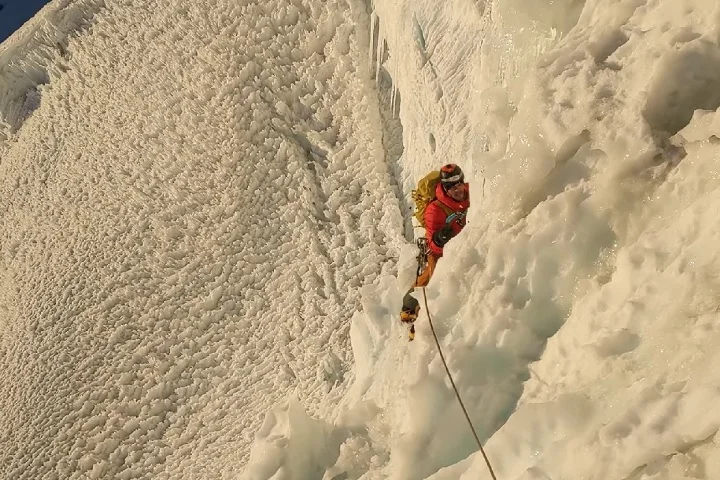 Por conta da escalada técnica e desafiadora, o Artesonraju é um destino cobiçado por alpinistas experientes.