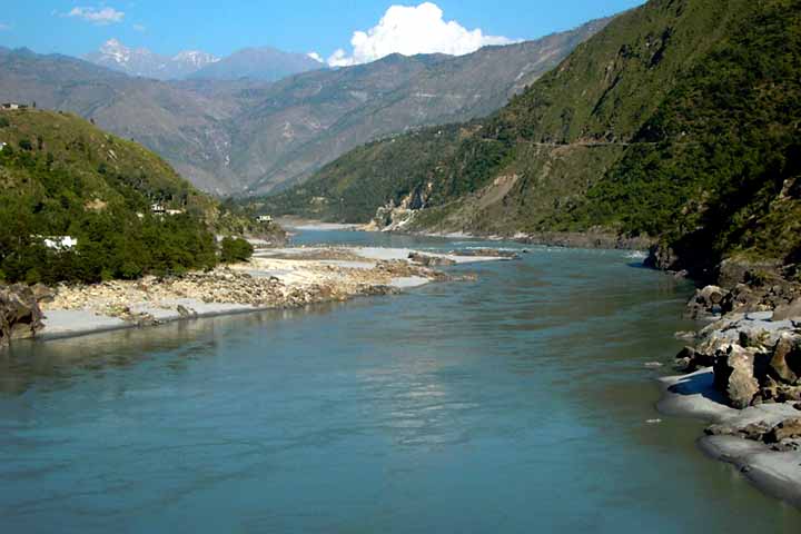 Com cerca de 3.200 km de extensão, ele nasce no planalto do Tibete, atravessa a região da Caxemira e percorre todo o Paquistão no sentido norte-sul, desaguando no Mar Arábico, próximo à cidade de Karachi.