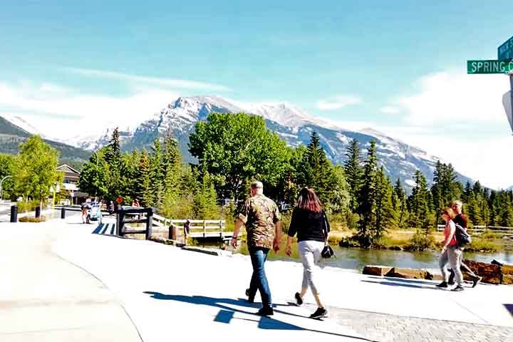 Um dos locais naturais mais conhecidos da região é o Parque Provincial Peter Lougheed, localizado dentro das montanhas rochosas. 
