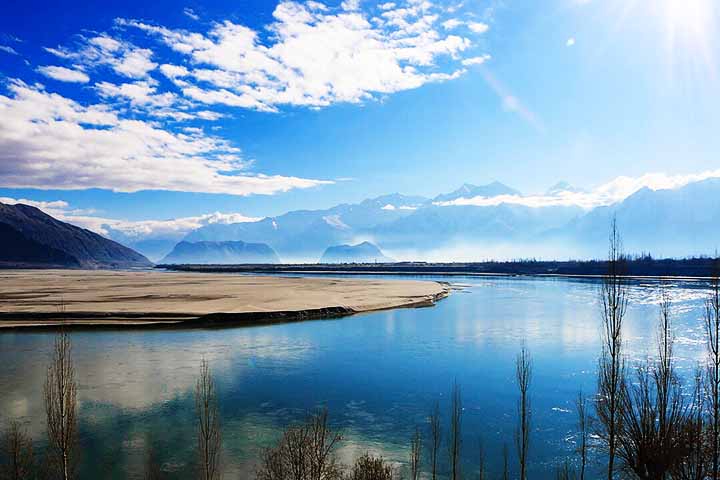 O rio é vital para o Paquistão pois sua bacia hidrográfica sustenta a agricultura do país, especialmente através de um extenso sistema de irrigação que abastece plantações de algodão, trigo e arroz.