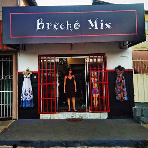 A água fria não funcionará tão bem para eliminar os agentes patogênicos das roupas. Portanto, se não for possível fazer uma lavagem em alta temperatura, use um desinfetante para roupas para matar os germes.