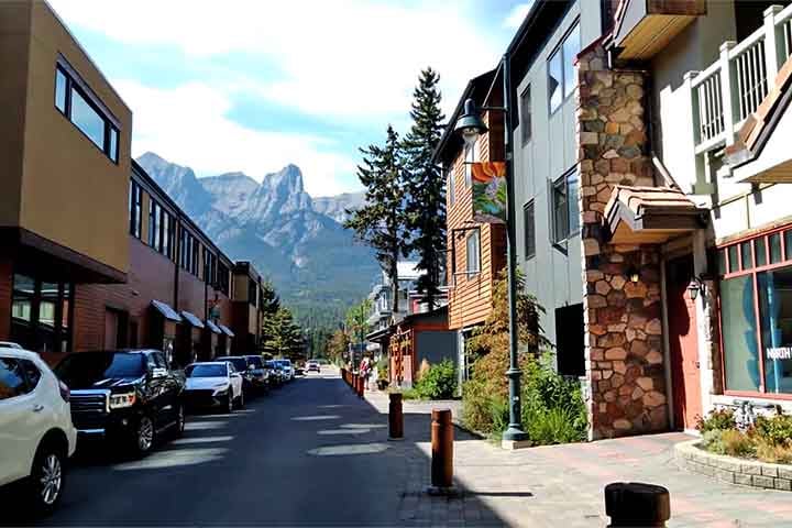 Por isso, foram instaladas “cercas ao redor dos locais onde atrativos estão presentes”, explicou Sheena Campbell, porta-voz do Ministério da Segurança Pública de Alberta, à agência AFP. 
