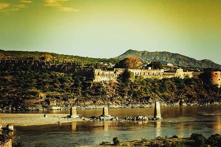 Já a cidade de Attock, com cerca de 177 mil habitantes, fica localizada na província de Punjab, exatamente às margens do Rio Indo.