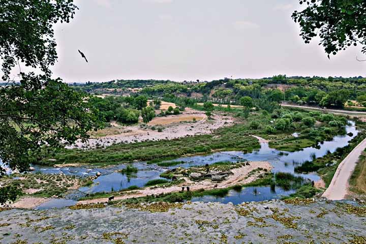 Fundada em 1904, a cidade ocupa uma posição estratégica, próxima ao ponto onde o rio é atravessado por importantes rotas comerciais e militares desde os tempos antigos.