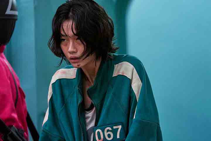 A atriz Jung Ho-yeon, que interpretou Kang Sae-byeok na primeira temporada, teve sua estreia dramática em Round 6 e virou fenômeno instantâneo. Modelo de carreira internacional, ela entregou uma performance intensa e comovente, tornando-se símbolo da série e sendo indicada ao Emmy como Melhor Atriz Coadjuvante.