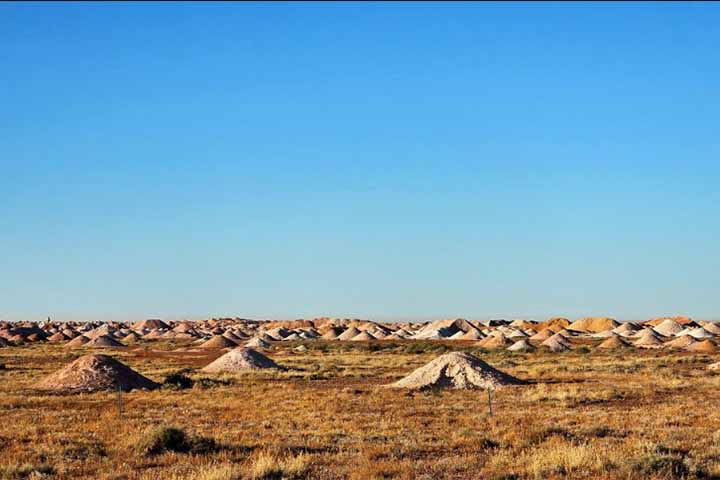 Esses poços, denominados dugouts, amenizam as temperaturas extremas de um ambiente desértico, tanto o calor quanto o frio, e tornam habitáveis as casas subterrâneas. 
