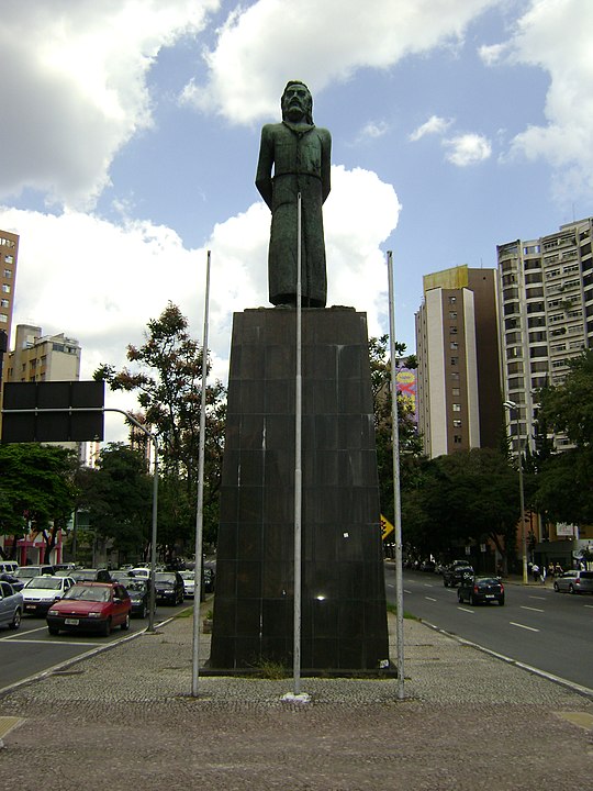 Tiradentes não foi casado, mas deixou dois filhos: João, fruto de uma relação com Eugênia Joaquina da Silva; e Joaquina, que ele teve com uma viúva (Antônia Maria do Espírito Santo). Estudiosos acham que pode ter havido outros descendentes, pois Joaquim era namorador. 