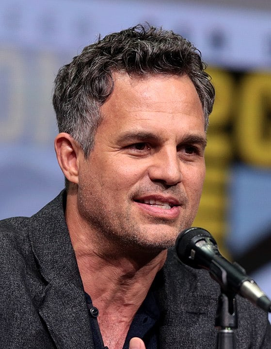 Mark Ruffalo, ator americano, criticou em 2020 as políticas ambientais do Brasil e o aumento das queimadas na Amazônia, chamando o governo de “ameaça ao planeta” em redes sociais. Ele pediu pressão internacional contra o desmatamento.