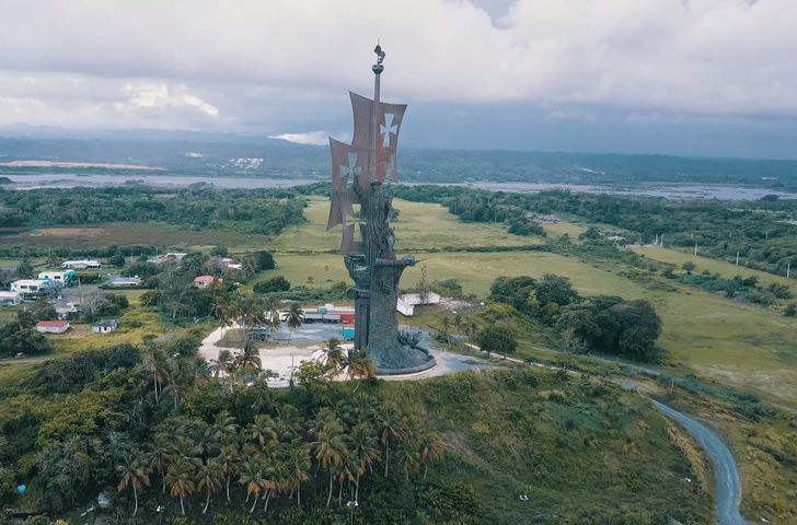 Nascimento de um Novo Mundo (Porto Rico) - 110 metros - Fica em Arecibo. Inaugurada em 2017.  Celebra os 5 séculos da primeira viagem à América. A escultura tem Cristóvão Colombo e as caravelas Santa Maria, Pinta e Nina. É do mesmo escultor de Pedro, O Grande, em Moscou: o artista russo Zurab Tsereteli.