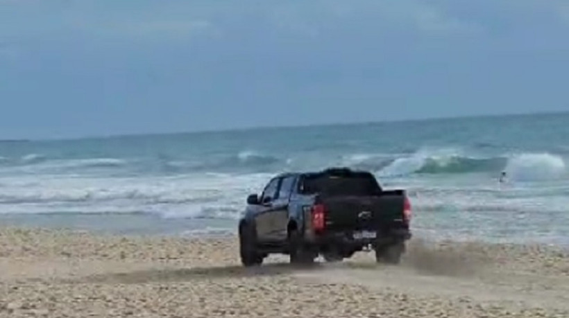 Caminhonete foi flagrada trafegando em alta velocidade na Praia do Futuro, em Fortaleza, neste domingo, 29