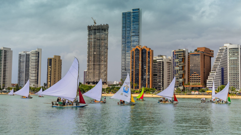 Centenas de devotos acompanham a procissão  anual de São Pedro em um cortejo pela orla de Fortaleza em uma jangada