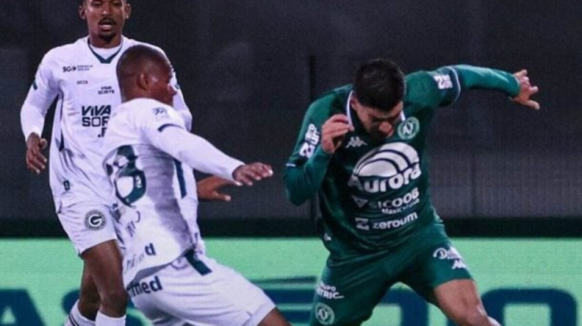 Goiás faz 2 a 1 na Arena Condá e chega a 29 pontos em 14 jogos na Série B. Coritiba vem na cola, com dois pontos a menos