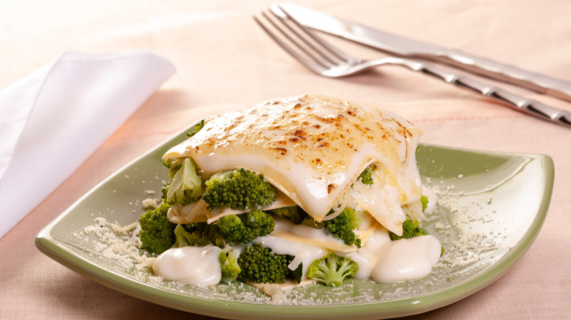 Lasanha de brócolis com molho branco (Imagem: ArtbyPixel | Shutterstock)