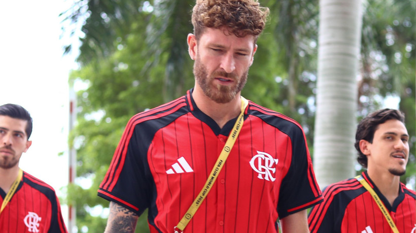 Zagueiro Léo Pereira, do Flamengo, no desembarque da equipe no Hard Rock Stadium antes do duelo contra o Bayern de Munique, pela Copa do Mundo de Clubes 2025