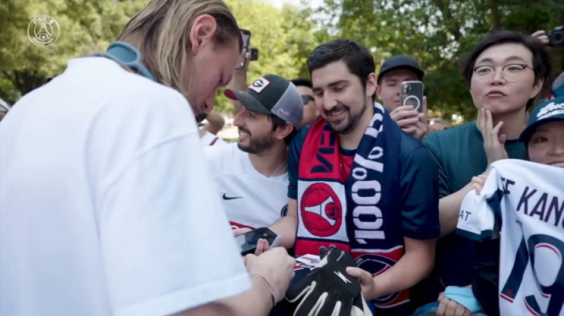 Bastidores: estrelas do PSG encontram torcedores antes do duelo contra o Miami