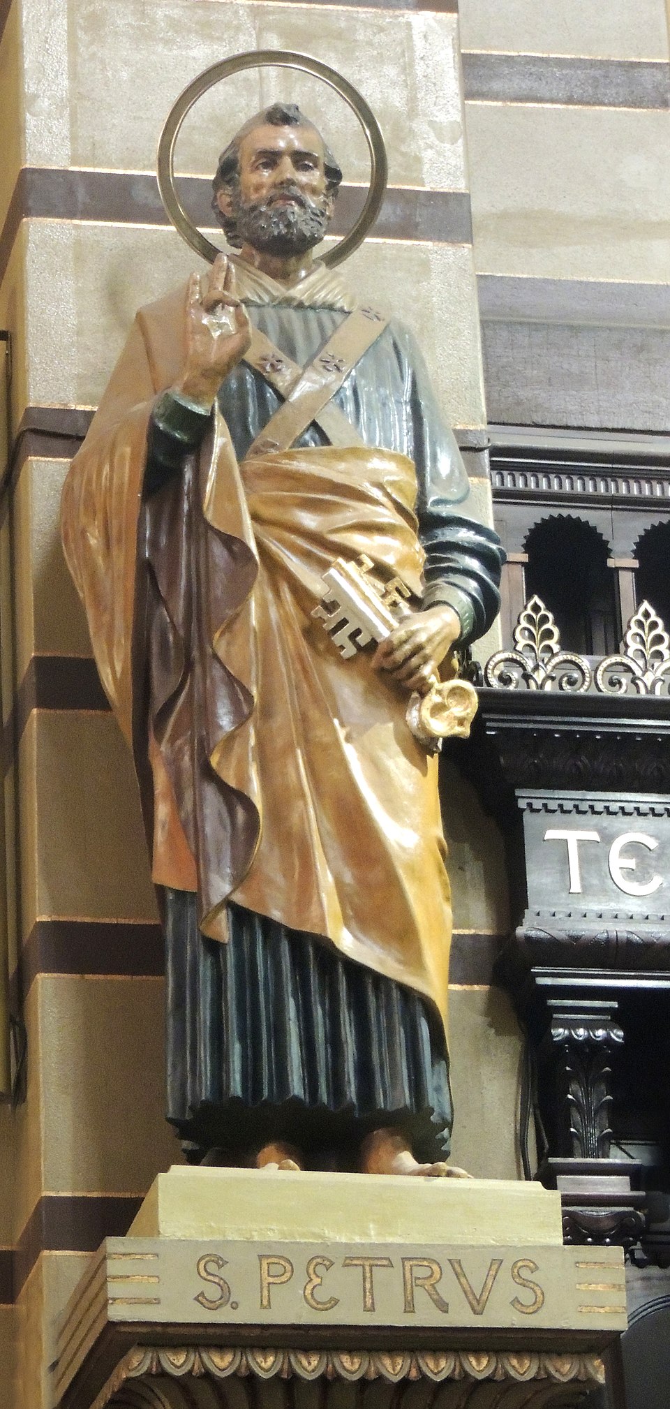 São Pedro foi martirizado em Roma durante a perseguição aos cristãos no século I. Segundo a tradição, ele pediu para ser crucificado de cabeça para baixo, por não se achar digno de morrer como Jesus. 