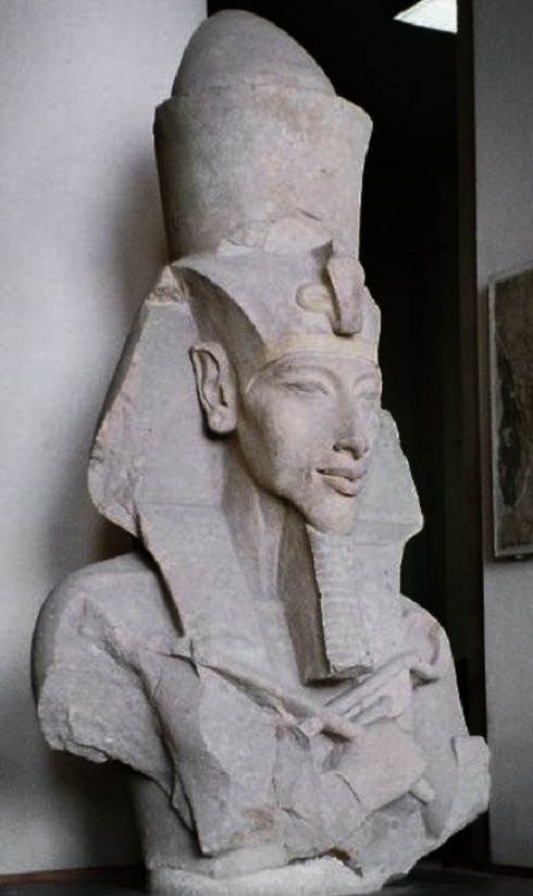 Embora a maioria dos registros sobre ela tenha desaparecido, acredita-se que Nefertiti tenha sido uma governante influente, possivelmente atuando como co-regente após a morte de seu marido, o faraó Akhenaton.