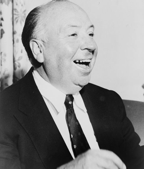 Nascido em 13 de agosto de 1899, Alfred Hitchcock foi um dos cineastas mais influentes e aclamados do cinema, frequentemente referido como o 
