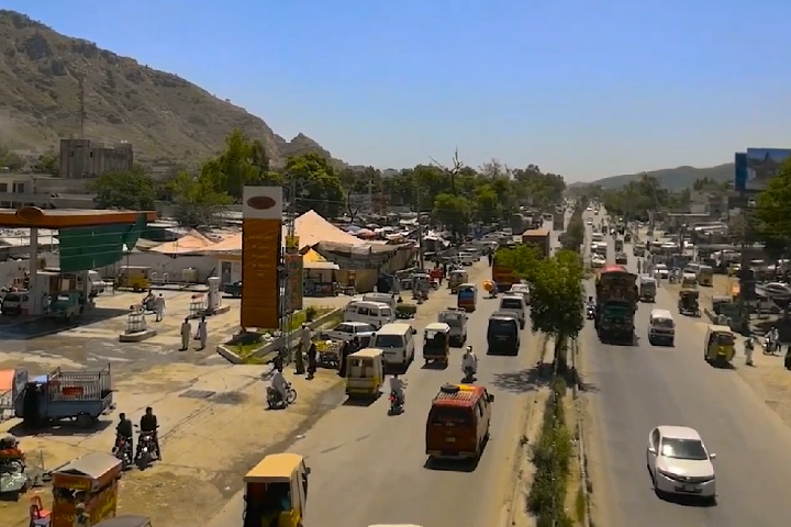 Attock também tem relevância econômica, pois está próxima a reservas de petróleo e gás, além de ser um centro agrícola regional.