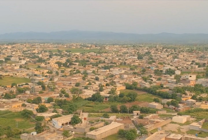Apesar de não ser uma grande metrópole, a localização de Attock a torna um ponto crucial para o transporte e a logística no norte do Paquistão.