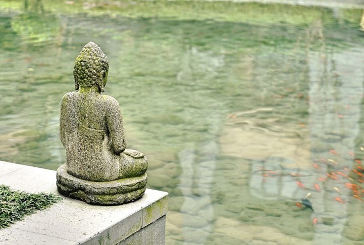 De acordo com a tradição, Buda nasceu em Lumbini (Patrimônio Mundial da Unesco) por volta do ano 566 a.C. e cresceu em Capilvasto. Ambas as localidades ficam hoje no Nepal. 