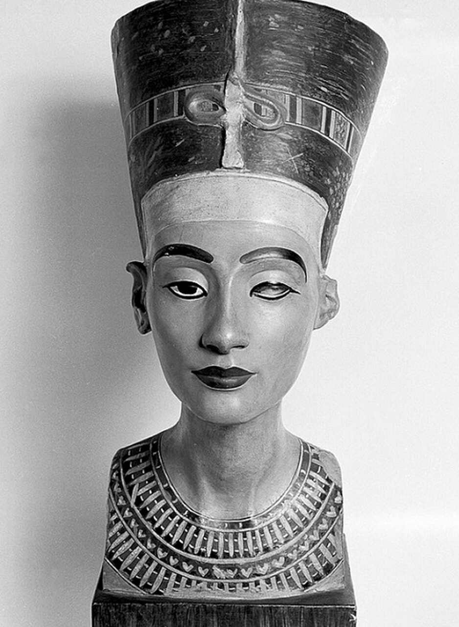 No entanto, a falta de clareza sobre a transação e o contexto político da época, incluindo a administração do Egito pelo Império Britânico, alimenta a tese de que o artefato foi roubado.