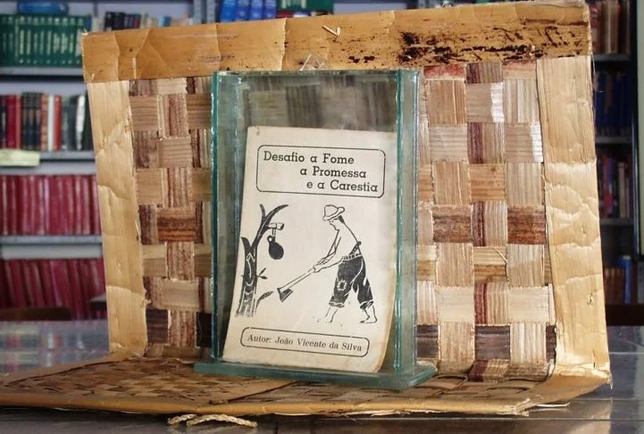 Os poemas, escritos em versos, geralmente narram histórias, lendas, fatos históricos e acontecimentos do cotidiano.