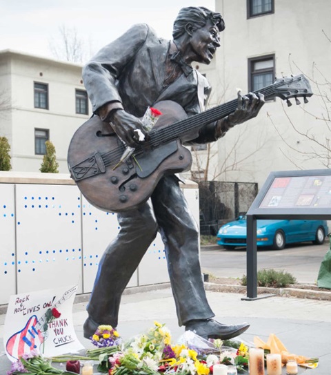 Um dos pioneiros do rock'n roll, Chuck Berry tem uma estátua de bronze em University City, no Missouri, nos Estados Unidos.