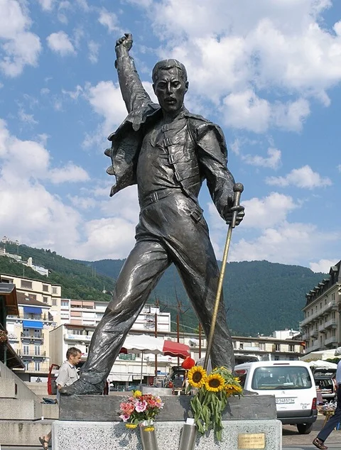 Ícone do rock internacional através da banda Queen, Freddie Mercury - morto em 1991 - tem algumas estátuas pelo mundo. Uma delas está em Montreux, na Suíça.