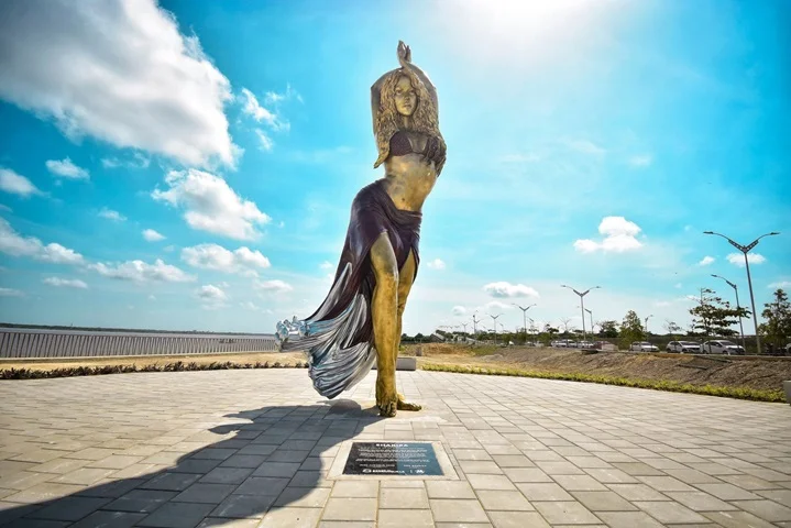 Uma estátua de Shakira está localizada na cidade de Barranquilla, na Colômbia, onde a cantora nasceu. A escultura em bronze e alumínio foi inaugurada em 26/12/2023 e representa a artista em um de seus movimentos de dança característicos, com 6,5 metros de altura. 