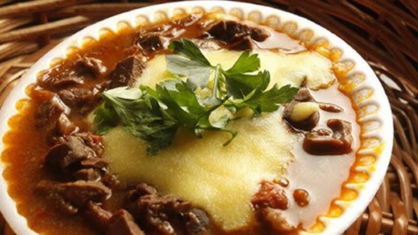 Pessoas com intolerância ao glúten devem buscar por opções de fubá de milho livre de contaminação cruzada. Além disso, o fubá pode ser consumido em moderação por pessoas que seguem uma dieta com baixa ingestão de carboidratos.