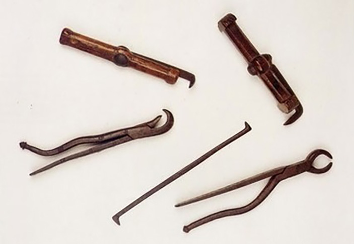 Tiradentes era pobre. Além de alferes, ele era dentista.  E não gostava de arrancar dentes. Preferia tratar. Instrumentos odontológicos que ele usava foram leiloados em 4/7/1792, quase quatro meses após sua morte. Francisco Xavier da Silveira comprou o lote inteiro por 800 réis.