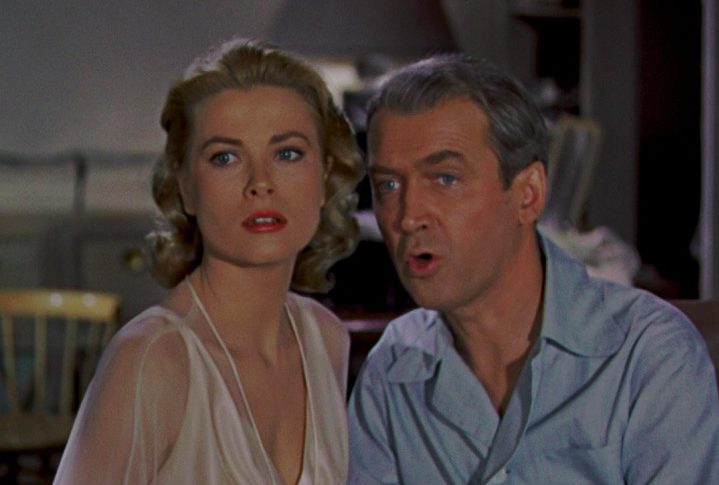 Com a ajuda de sua namorada, a socialite Lisa Fremont (Grace Kelly), Jeff inicia uma investigação obsessiva, acumulando pistas e tentando desvendar o mistério.