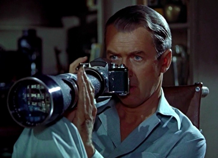 Em 1954, uma de suas maiores obras-primas: Janela Indiscreta (1954), narra a história de L.B. Jeff Jeffries (James Stewart), um fotógrafo profissional que se vê confinado em seu apartamento em Nova York, devido a uma perna quebrada.