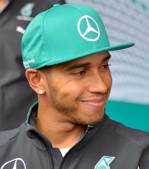 Lewis Hamilton, piloto britânico de Fórmula 1, criticou em 2020 o governo brasileiro por questões ambientais e sociais, dizendo que era triste ver a destruição da floresta. A fala foi publicada em suas redes.
