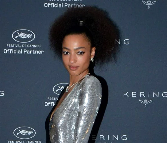 MAGAAJYIA SILBERFELD - Nascida em Paris em 30/8/1996, começou a carreira em teatro, aos 11 anos. Estreou em cinema em 2011 em La Lisière. Curadora do Festival de Cinema de Fribourg em 2019, ela apresentou um filme dirigido por sua mãe, a cineasta nigeriana Rahmatou Keïta.