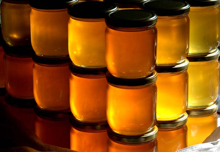 O mel é rico em antioxidantes, substâncias que tém a capacidade de proteger as células contra o envelhecimento precoce, revigorando o organismo.