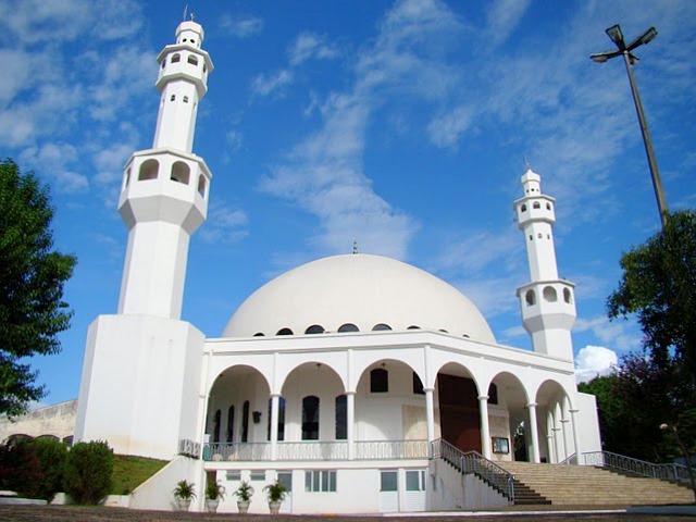 No Brasil, a Mesquita Omar Ibn Al-Khatab é a maior que existe. Fica em Foz do Iguaçu (PR). É um templo sunita inaugurado em 1983, numa área de 20 mil m2. Sua arquitetura é inspirada na mesquita de Al-Aqsa que fica em Jerusalém e está nesta galeria. 