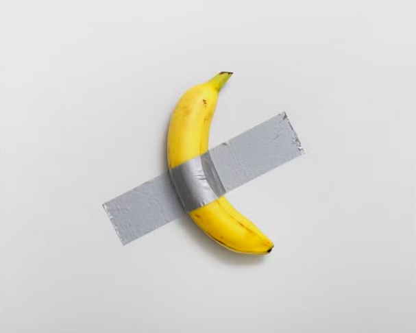 O empresário Justin Sun, que trabalha com criptomoedas, pagou US$ 6,2 milhões (R$ 35.6 milhões) por uma obra de arte que consistia em uma banana fixada na parede com fita adesiva. O fato aconteceu no dia 21/11/2024, em leilão da Sotheby’s, em Nova York. O FLIPAR mostrou e republica para quem não viu 
